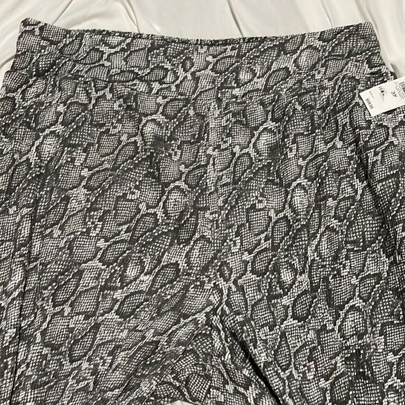 NWT- Bar lll - 3X. Snake Print Wide Leg Pant - Picture 4 of 9